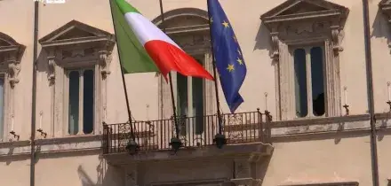 Rai, deputato si incatena al banco della Camera per protesta