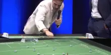 Fabregas 'gioca' Como-Roma al Subbuteo. VIDEO