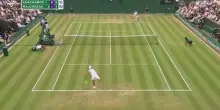 Khachanov gioca il punto, ma dagli spalti cade una pallina! VIDEO