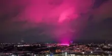 Cielo viola sopra Birmingham: sembra l'aurora boreale ma non lo &egrave;. Le foto e il motivo