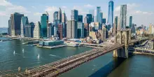 New York, uomo nudo gi&ugrave; da ponte Brooklyn: vivo dopo volo di 85 metri