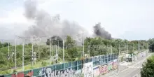 Milano, incendio in campo rom: rischio disagi a Linate per il fumo
