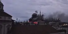 Milano, incendio in un palazzo vicino alla Rinascente