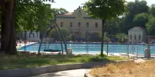 Ragazzo morto in piscina a Milano, indagati i tre amici