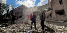 Ucraina, raid russi su Kiev: almeno 10 feriti, tra cui un bambino LIVE