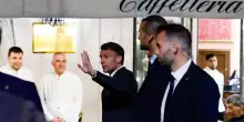 Macron in visita a Roma, durante passeggiata soccorre anziano