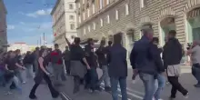 Roma, tensioni tra manifestanti e polizia al Colosseo