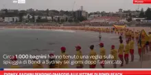 Sydney, bagnini rendono omaggio alle vittime di Bondi Beach