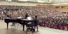 Riccardo Muti dirige l'Inno nazionale cantato da 3500 coristi