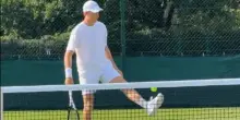 Sa fare proprio tutto... il primo allenamento di Sinner a Wimbledon &egrave; uno show. VIDEO