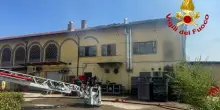Incendio in un agriturismo a Lainate, vigili del fuoco al lavoro