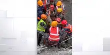 Nepal, il salvataggio di due operai da tunnel