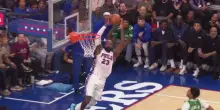 LeBron debutta a Philadelphia con una super schiacciata