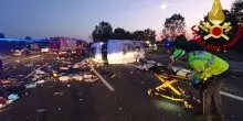 Modena, scontro tra camper e camion su A1: 6 feriti, grave un neonato