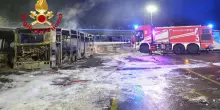 Incendio in deposito At a Firenze: 12 autobus distrutti, 7 danneggiati