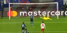 Lipsia-Psv, il video del rigore sbagliato da Perisic