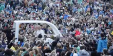 Papa Leone XIV a San Pietro in papamobile: 'Grazie per sostegno'. FOTO