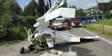 Ultraleggero precipita e atterra in strada colpendo un'auto: 3 illesi