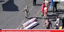 Iran, volontari armati in piazza per la Repubblica islamica