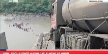 India, crolla ponte in Gujarat: almeno 10 morti