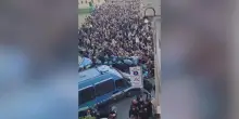Firenze, la polizia ferma il corteo: scontri e disordini