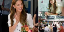 Kate Middleton in abito bianco visita un ospedale pediatrico. FOTO