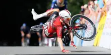 Ciclismo, cade mentre sta festeggiando la vittoria e rischia l'auto beffa: cosa &egrave; successo al Gp di Gippingen