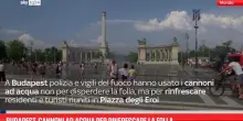 Budapest, cannoni ad acqua per rinfrescare la folla