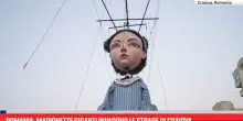 Romania, marionette giganti invadono le strade di Craiova