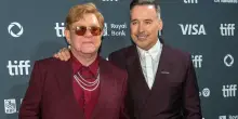 Elton John, il marito David Furnish aggiorna sulla sua salute