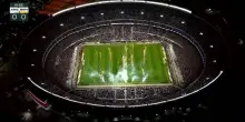 Minuto 10, si fermano tutti: omaggio del Monumental a Messi