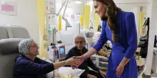 Kate Middleton visita i malati oncologici all'ospedale di Manchester