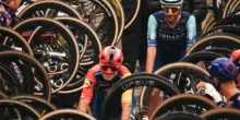 Caruso e Mosca si ritirano dal ciclismo, il saluto del gruppo prima del Gran Piemonte. VIDEO