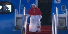 Papa Leone in Francia, stretta di mano con il premier Macron