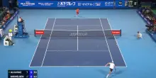 Alcaraz show, colpo in stile 'padel' contro Michelsen