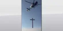Spagna, croce gigante trasportata in elicottero sull'Aneto