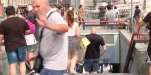 Milano, 23enne sfregiata al volto mentre attendeva la metro