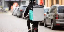 Deliveroo e Uber Eats denunciati per tratta di esseri umani in Francia