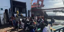 Migranti, oltre 100 persone bloccate da 4 giorni su nave commerciale