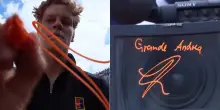Sinner, firma e dedica a Pellegrino: 'Grande Andrea'