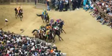 Contrade Palio di Siena dell'Assunta 2026: fantini e cavalli favoriti