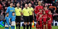 Brividi ad Anfield: Van Dijk entra in campo tenendo per mano i figli di Jota