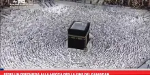 Fedeli in preghiera alla Mecca per la fine del Ramadan