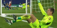 Lipsia-Psv, la parata 'dolorosa' di Kovar: la palla lo colpisce proprio l&igrave;&hellip; VIDEO