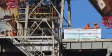 Vertenza Eurallumina, 4 operai asserragliati a 60 metri d'altezza