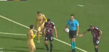 Bomba d'acqua, blackout e gol al 110': la notte surreale di Casertana-Sorrento