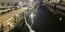 Chiazza di gasolio nel Naviglio Grande, barriere anche a Milano