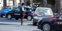 Multa perch&eacute; guida con il telefono, lei si difende: 'Era una zucchina'