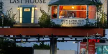 The Last House, la campagna con un uomo in un cartellone pubblicitario