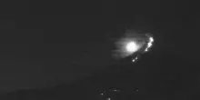 Filippine, meteora sul vulcano Mayon durante l'eruzione